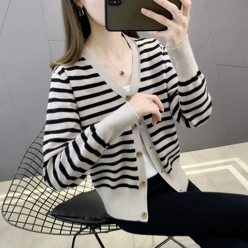 Трикотажный кардиган с V-образным вырезом в полоску |