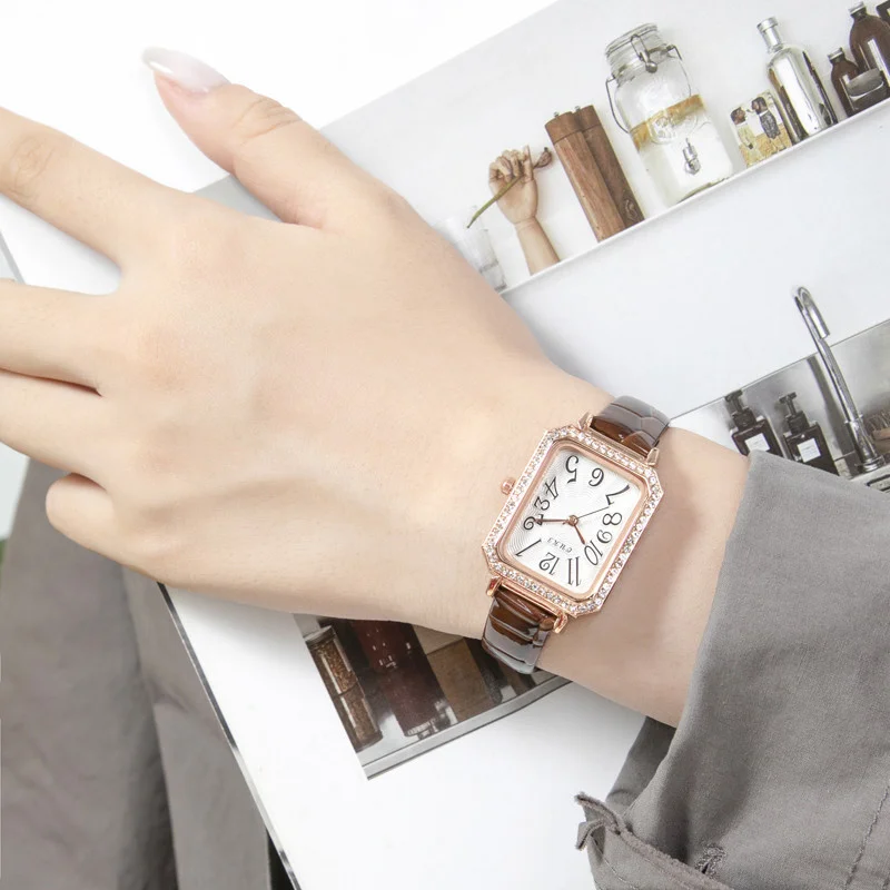 Часы женские кварцевые прямоугольные с арабскими цифрами и кожаным ремешком |