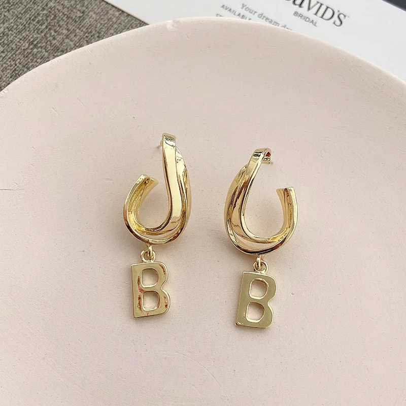 

Fashion high-end French metal temperament retro earrings female piercing trend gold-plated geometric jewelry