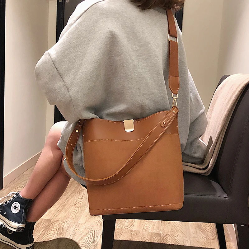 Сумка-мешок женская из экокожи модный саквояж на плечо вместительный мессенджер