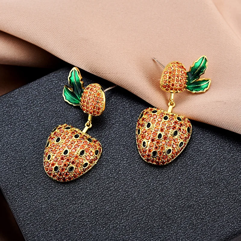 

Micro Pave Cubic Zirconia Strawberry Earrings For Female 2020 New Fashion Fruit Stud Earrings Full Diamond Wedding Jewellry