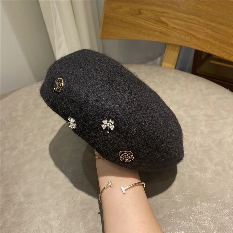 

Beret Women's Autumn Winter Korean Edition Japanese Four Leaf Grass Wool Bud Hat Net Red And Black Small Fragrance Painter's Hat