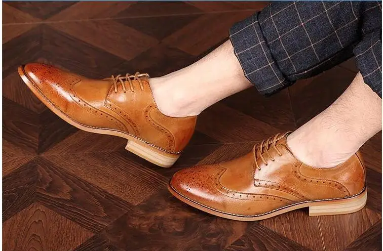 Brand Brogue Brown Red Black Men Business Dress Shoes Pointed Toe Men Wedding Shoes Leather Formal Shoes casual flats LE-23
