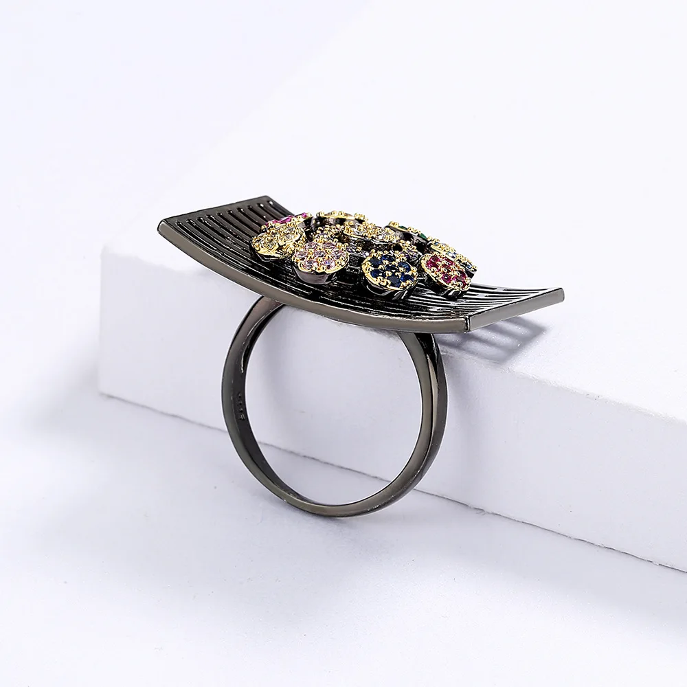 Женское кольцо из черного золота с разноцветным Цирконом