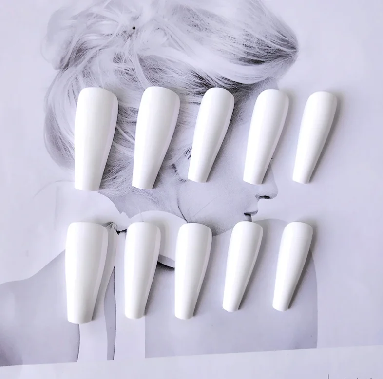 

24 белых твердых накладных ногтей