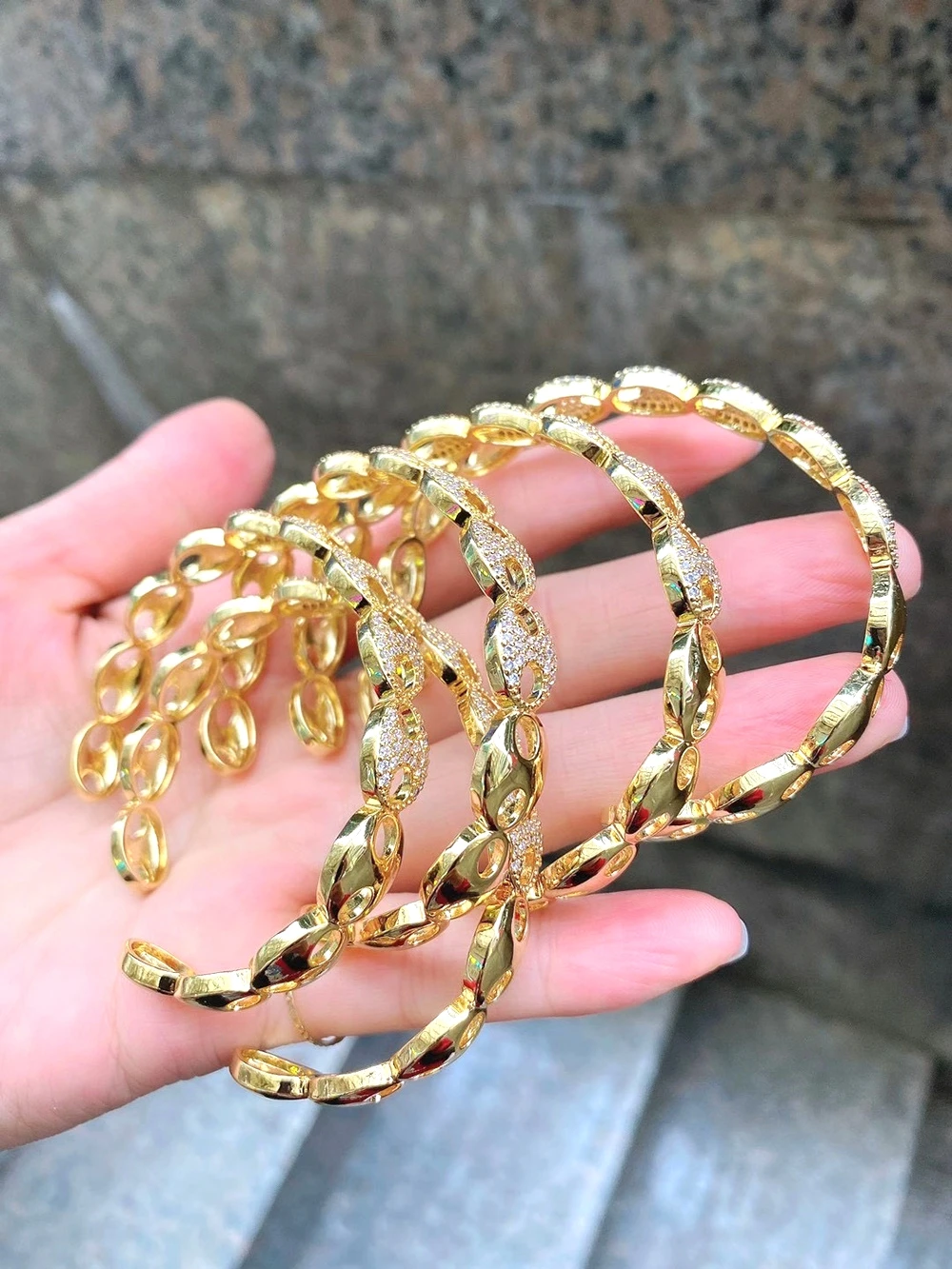 Браслет-манжета из латуни с микровставкой в виде кофейных зерен позолотой