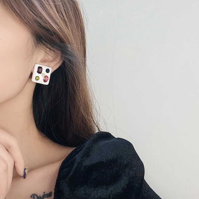 

Vintage Ear Studs for Women Fashion French Style Retro Clip Earrings Bowknot Letter Round Geometric Stud Earring Jewelry Female