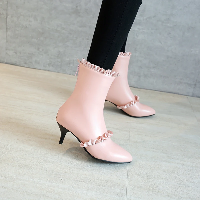 Детские ботинки милые розовые короткие на низком каблуке средней длины шнуровке