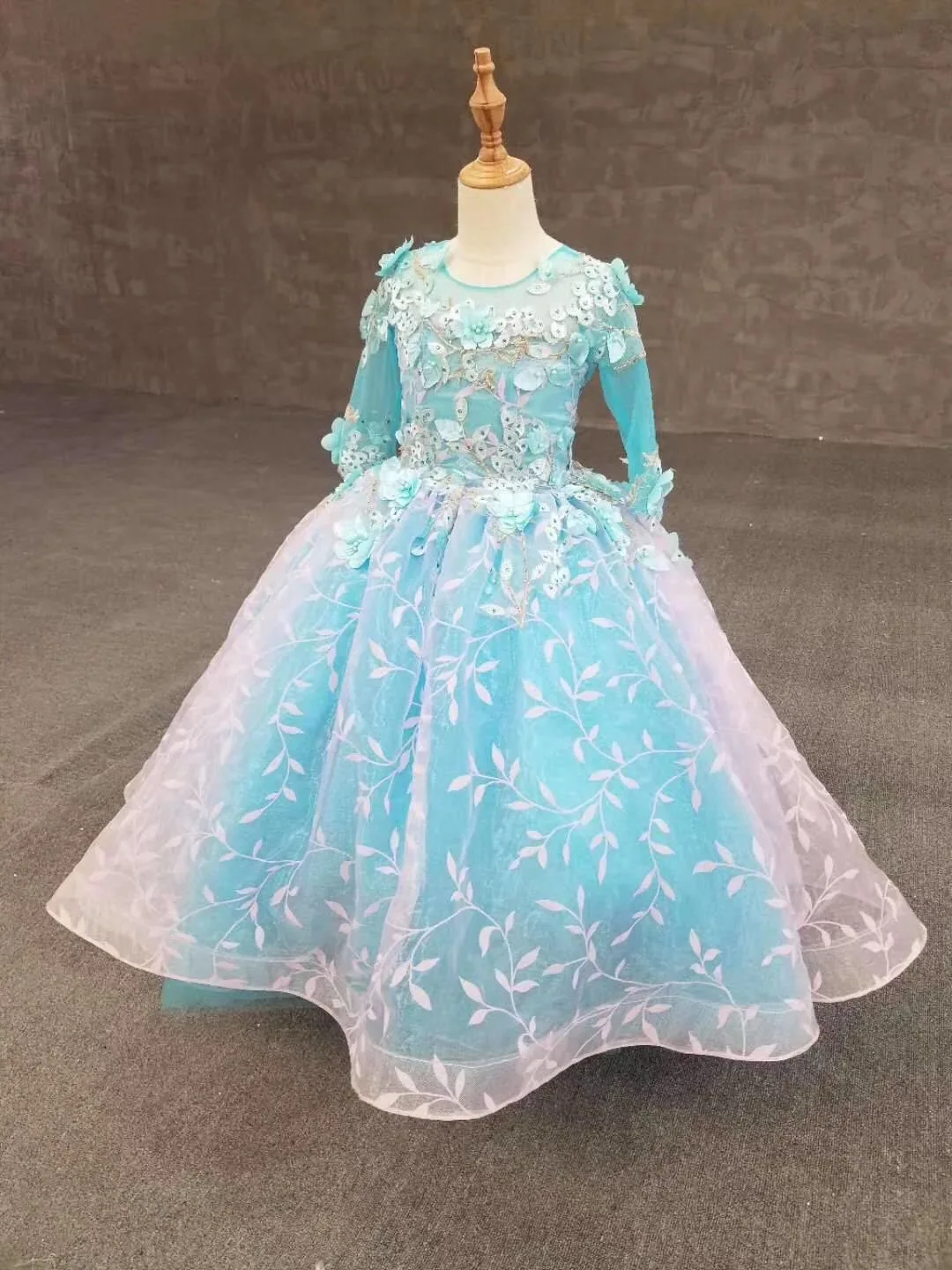 Милое голубое платье без рукавов с кружевной аппликацией Платья цветочным