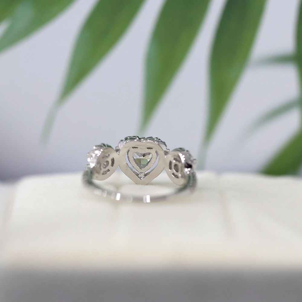 Бесцветное кольцо с драгоценным камнем покрытием из 18 каратного золота медное