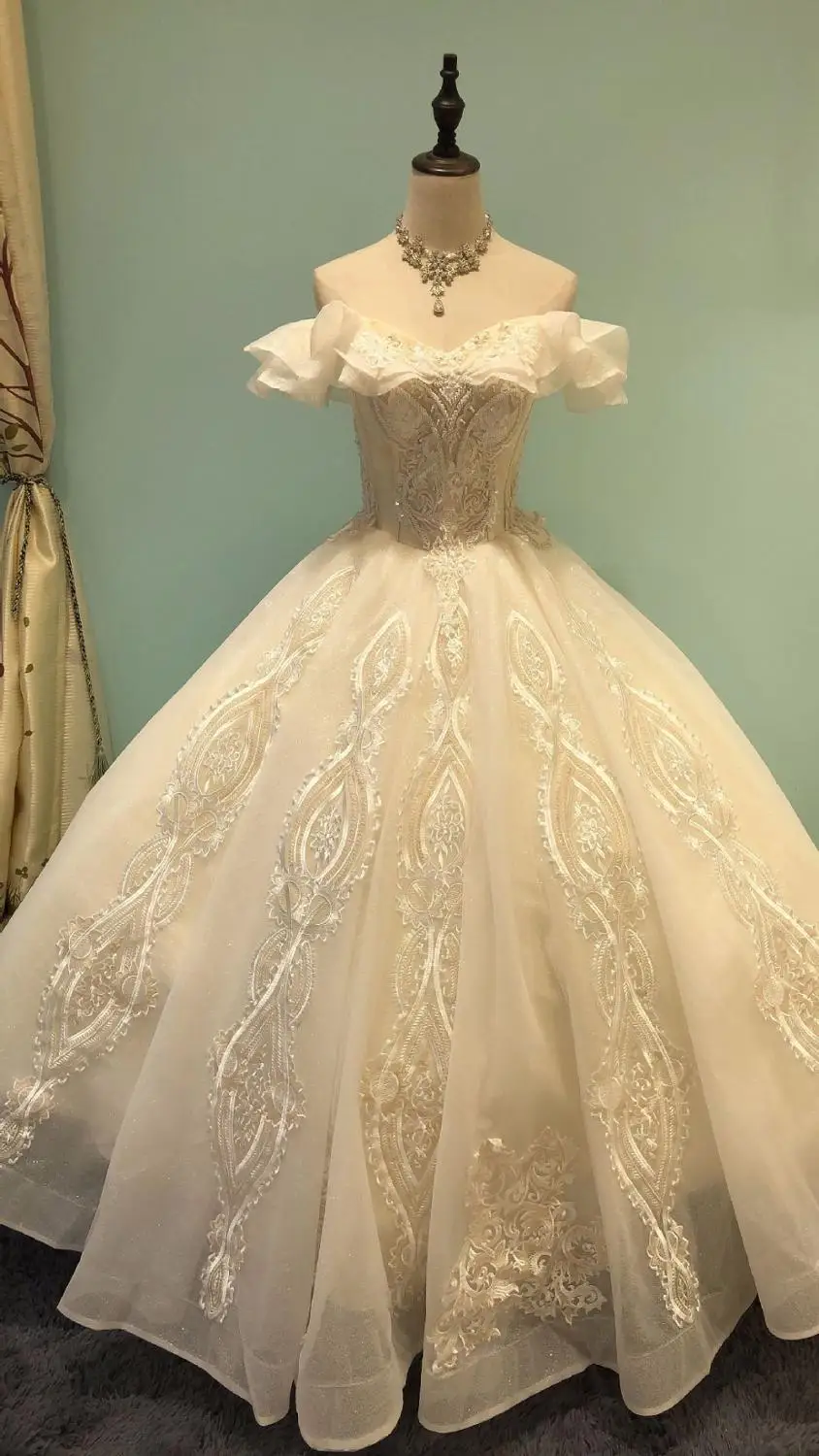 Кружевное бальное платье цвета шампанского с аппликацией и цветами|Свадебные