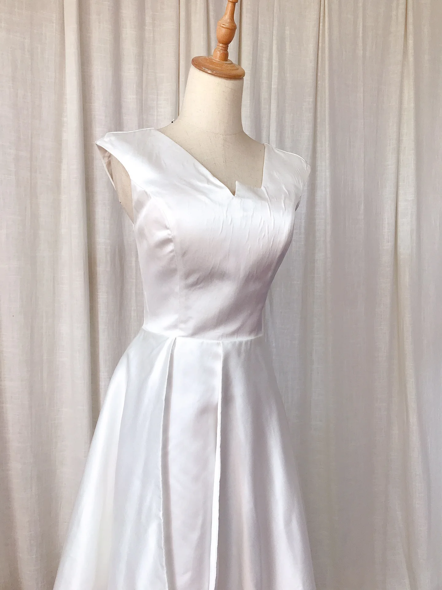 QSYYE-Vestidos cortos de satén para novia, ropa de boda de Parte delantera corta, espalda larga, sin mangas, alto-bajo, con escote en V