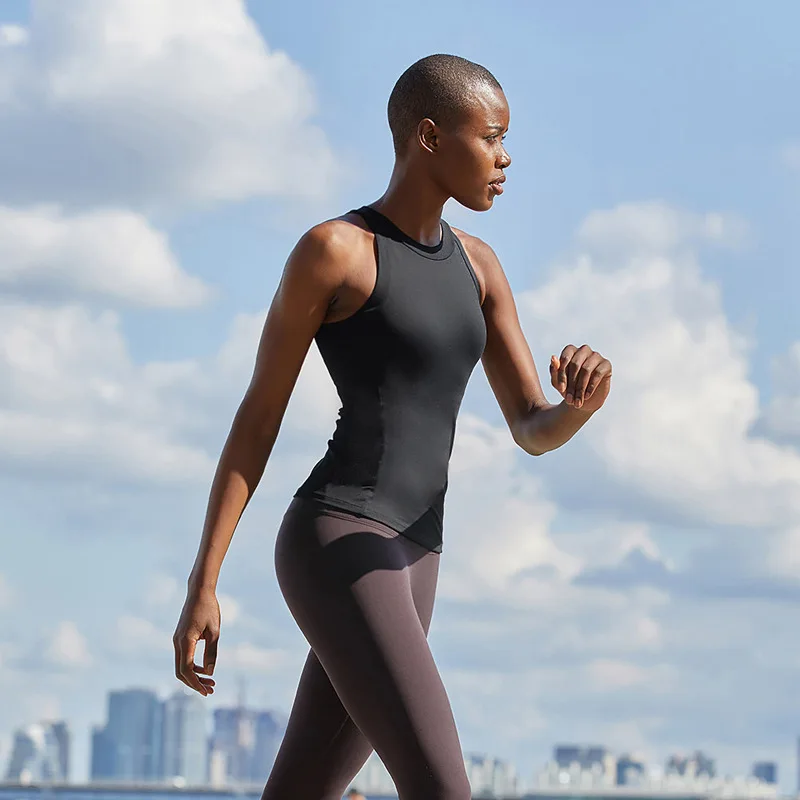 Топ для йоги бесрукавный высокоэластичный со встроенным бюстгальтером без