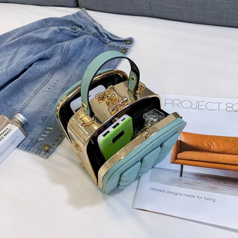 

The new vintage diamond handbag has a stylish one-shoulder stiletto cross-bag tidal wave