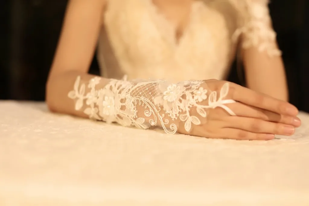 

2019 New Elegant White Lace Long Wedding Gloves For Bride Crystal Fingerless Elbow Long Bridal Gloves Women Wedding Accessories
