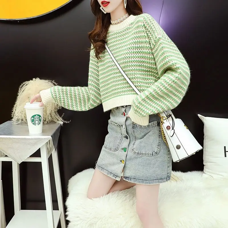 

The new short style is loose and easy to wear. It's fashionable to wear small high waist striped Knitted Top in early autumn
