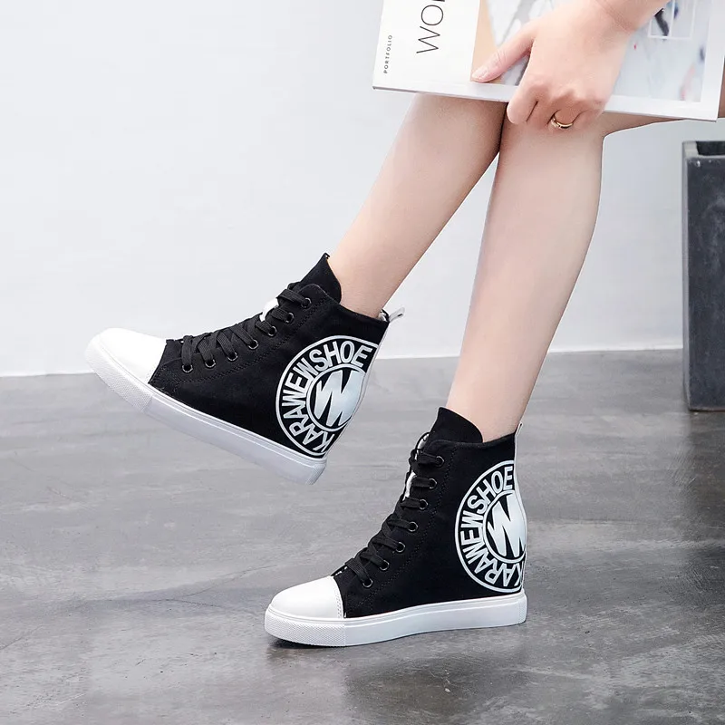 Парусиновые кроссовки женские на танкетке сезон осень короткие ботинки