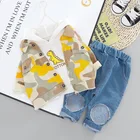 Комплект камуфляжной одежды для маленьких мальчиков, куртка с капюшоном и джинсы, комплект одежды для младенцев