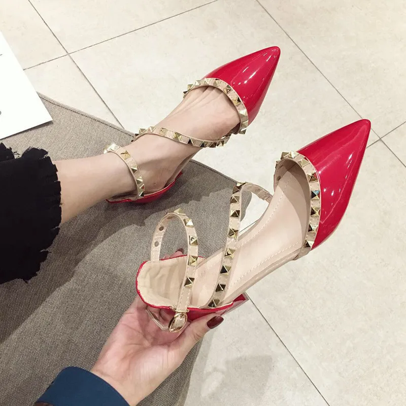 

Женские туфли-лодочки с острым носком, на низком каблуке, с ремешком на щиколотке, летние, лаковая кожа с заклепками