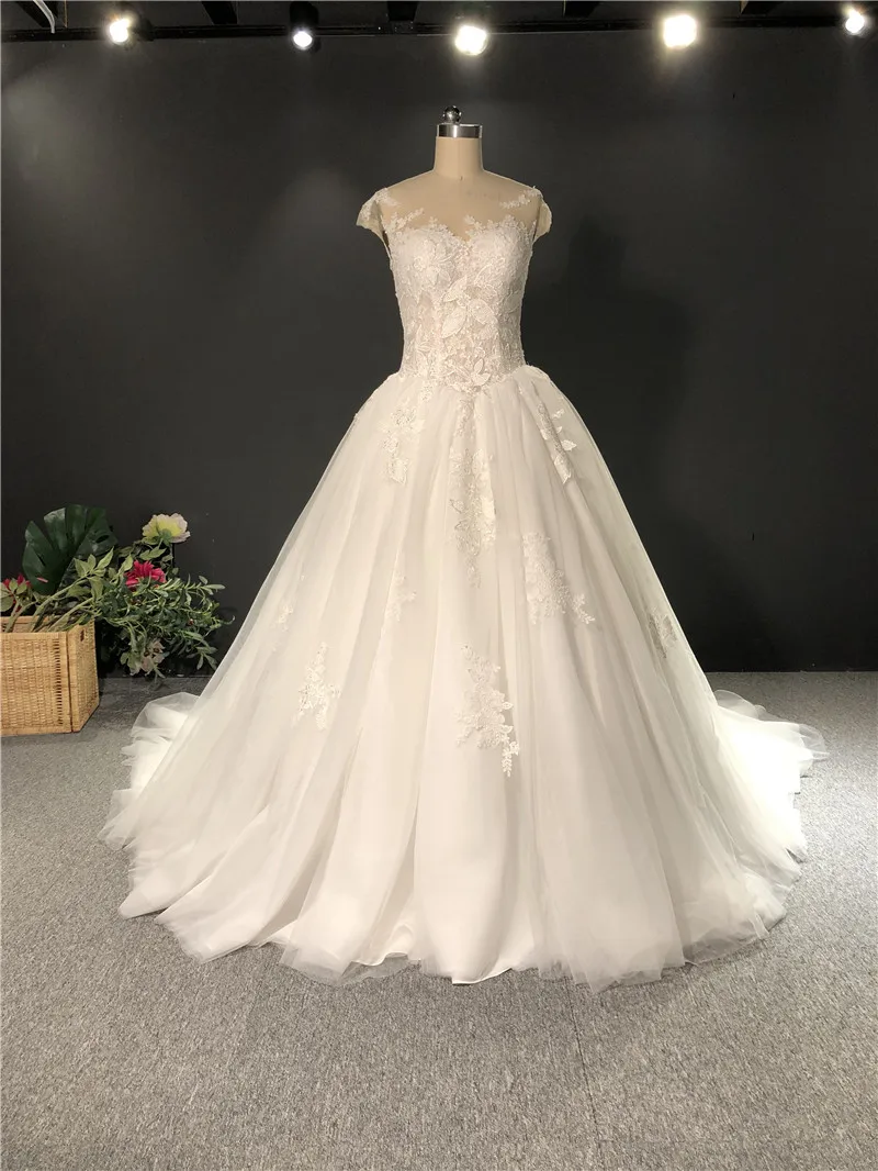 

2021 Newest High Quality Real Sample Ivory Lace Cap Sleeeves Ball Gown Zipper Floor Length with Long Train Wedding Dress