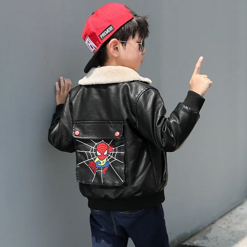 Модная детская кожаная куртка с мехом внутри изображением Человека паука для