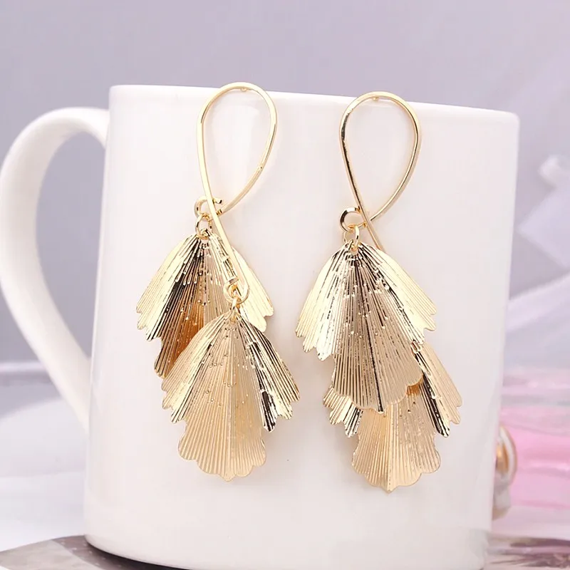 Большие металлические серьги в виде листьев простого дизайна блестящие