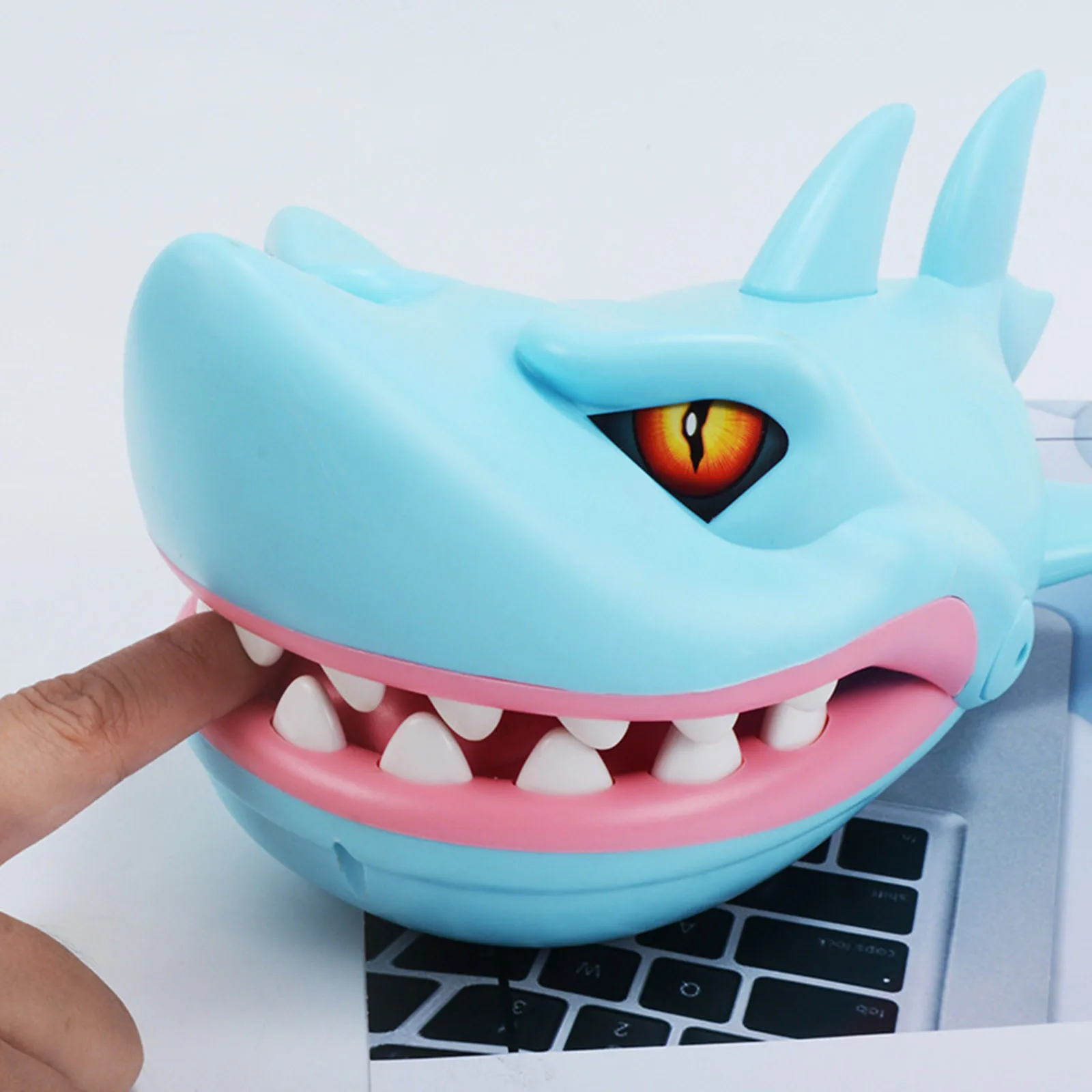 Детская игра "Забавная большая пасть акулы, в которой дети кусают пальцы - Зубной врач"