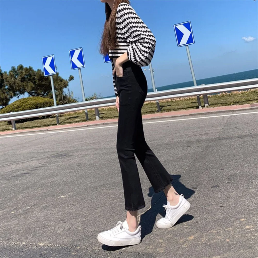 Черные расклешенные джинсы с флисовой бахромой на подоле женские эластичные