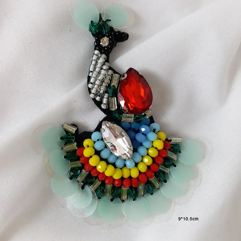 Вышивка с изображением листьев животных рукоделие вышивка своими руками патчи