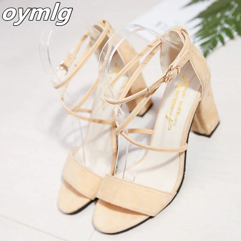 2020 Сезон лето Босоножки с t образным ремнем розового цвета в стиле Гладиатор Sandalia