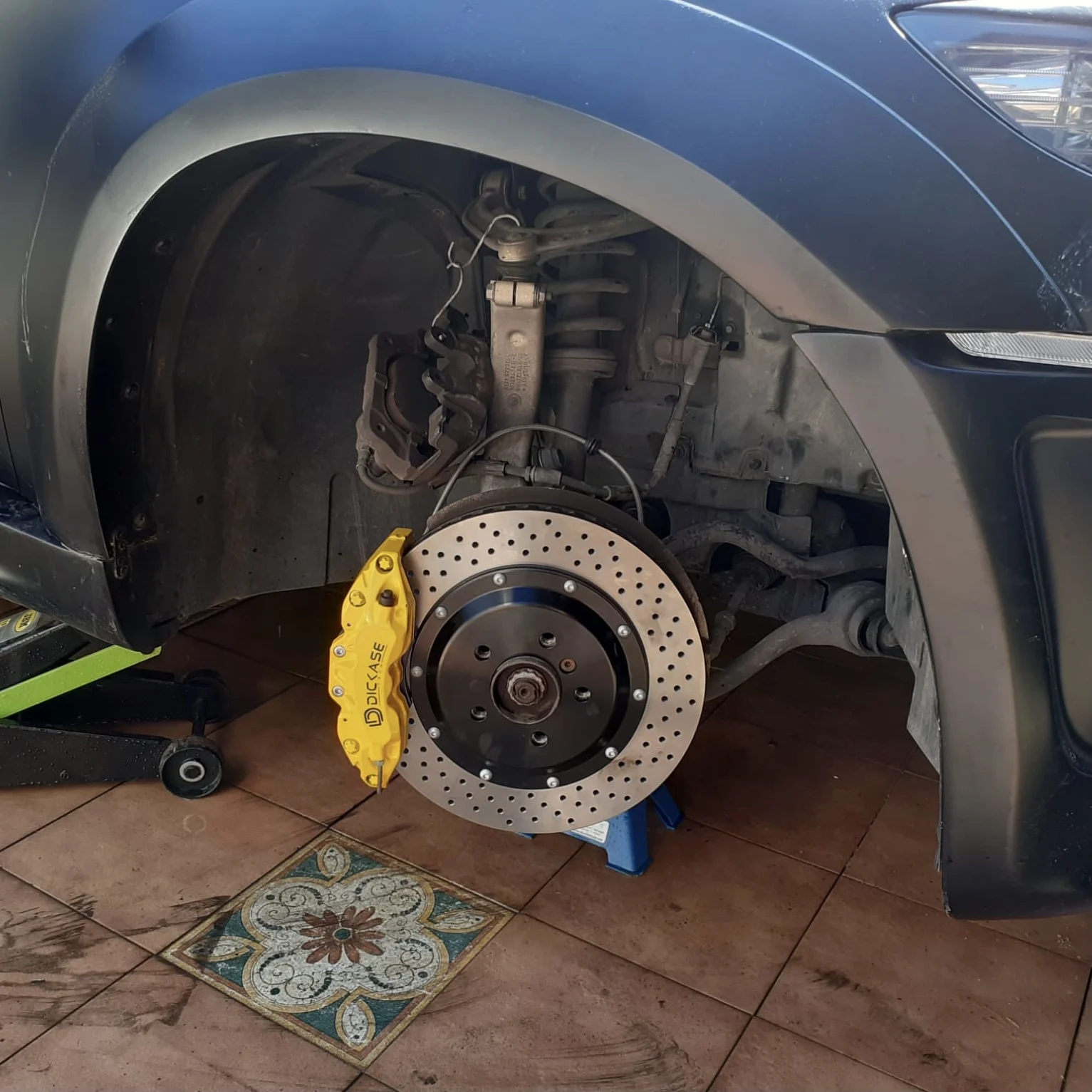 Дизказ A61 шести больших тормозной суппорт желтый цвет с 380*32 мм перфорированные