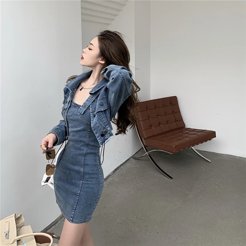 Женское джинсовое короткое платье с запахом и длинным рукавом |