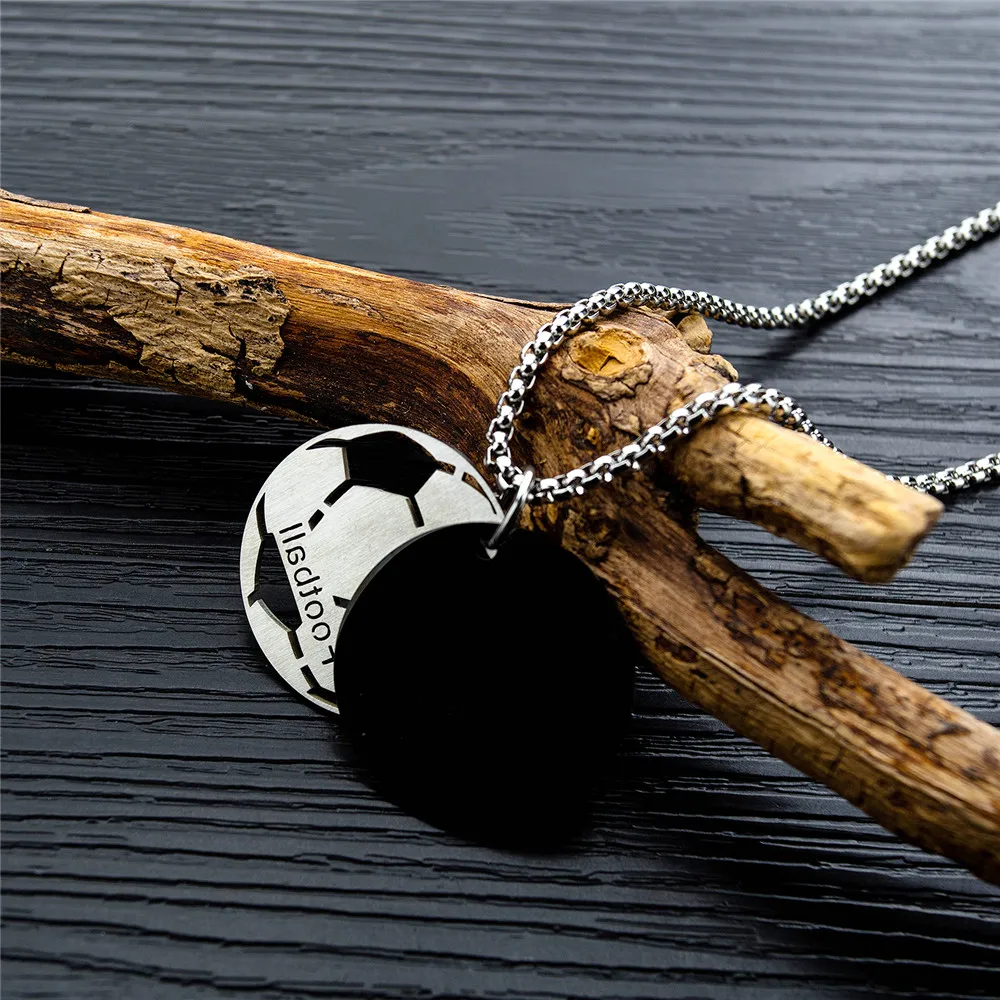 Цепочка с подвеской в виде футбольного мяча серебристого цвета | Украшения и