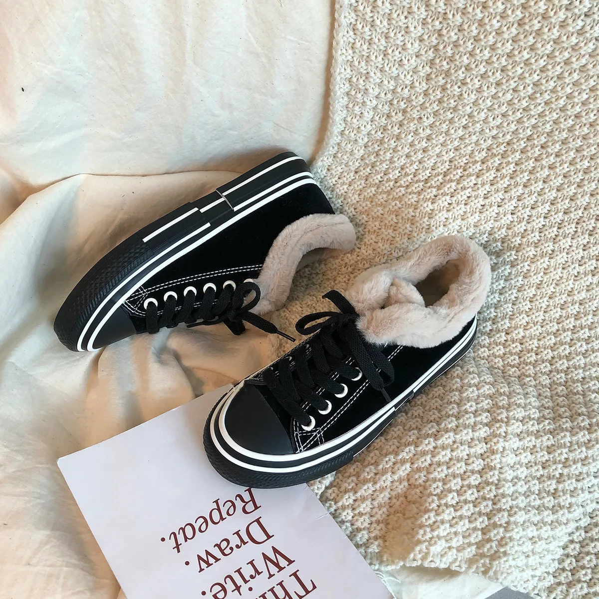 Однотонные черные зимние сапоги женская зимняя теплая обувь на меху модные