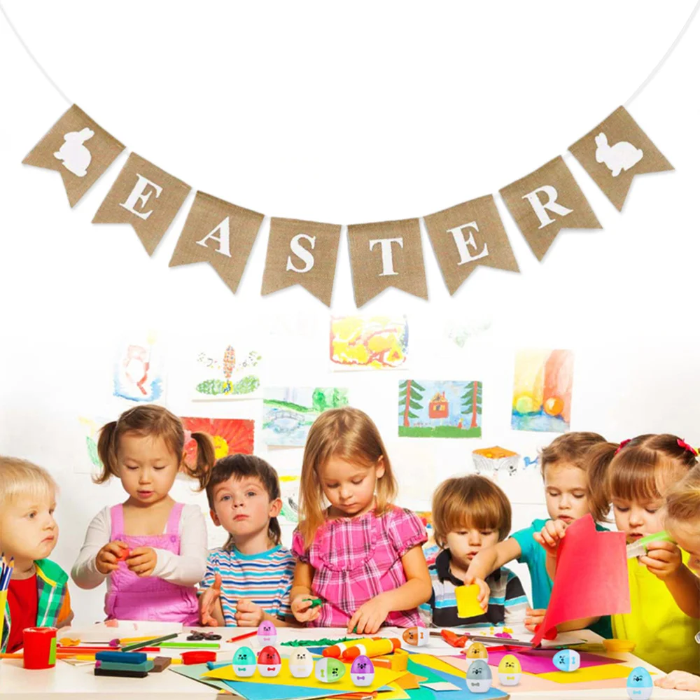 Декорированном мешковиной горшке баннер для пасхи в деревенском стиле