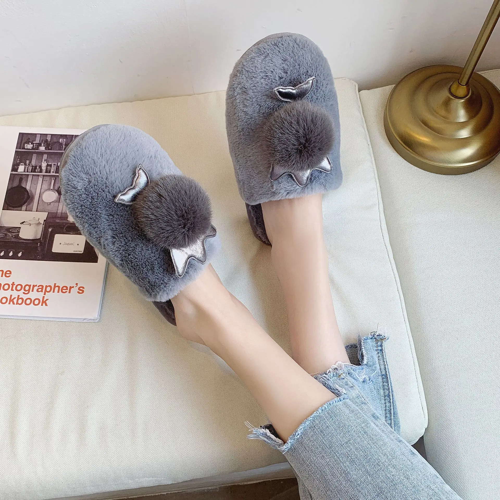 Пушистые сандалии женские меховые тапочки зимние теплые шлепанцы коллекция 2019