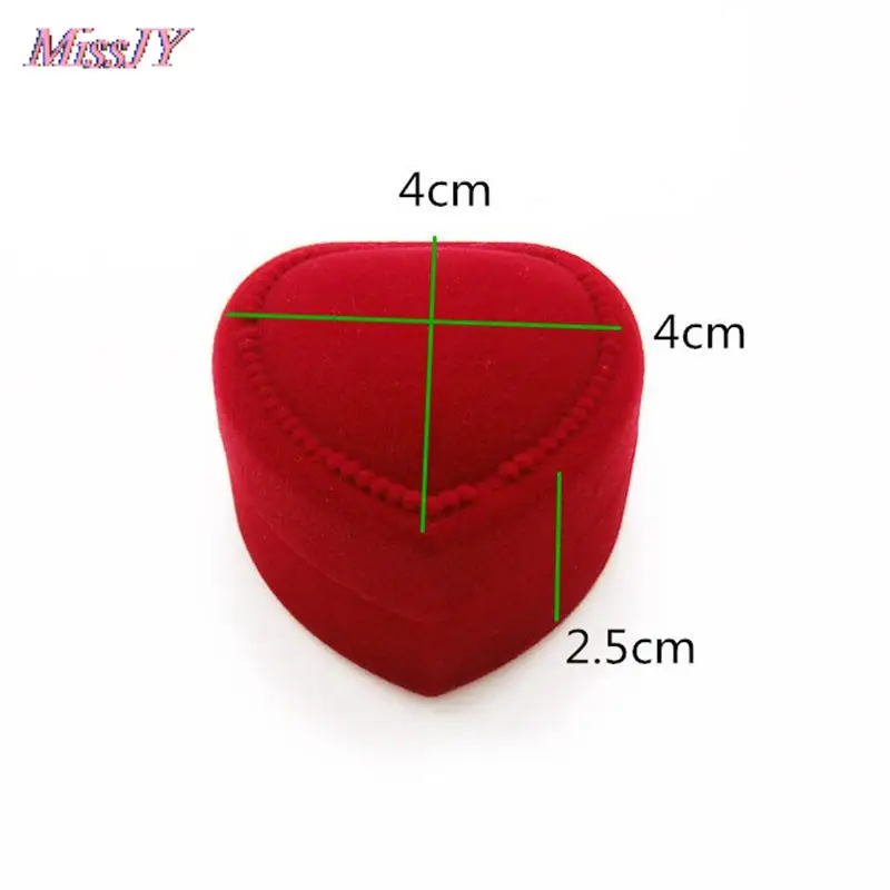 Бархатная шкатулка для колец с открытой крышкой в форме красного сердца складной