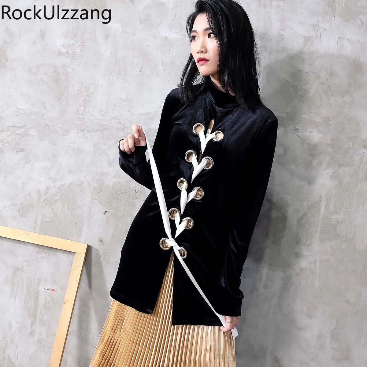 Женская бархатная футболка черная ажурная с высоким воротником и лентами