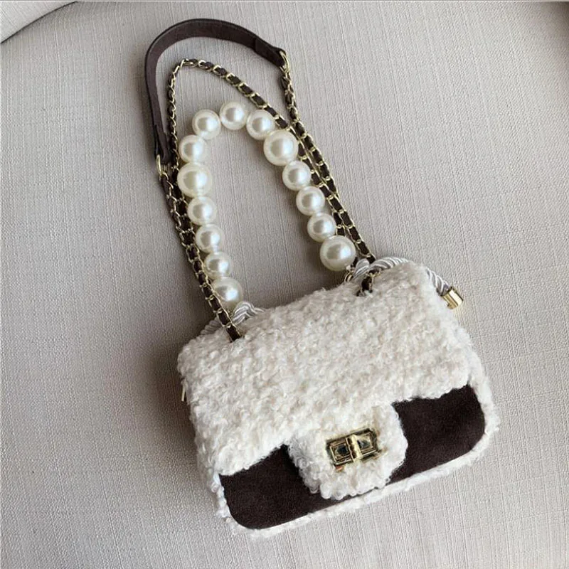 Шерстяная зимняя сумка женская через плечо мини с большой жемчужной ручкой