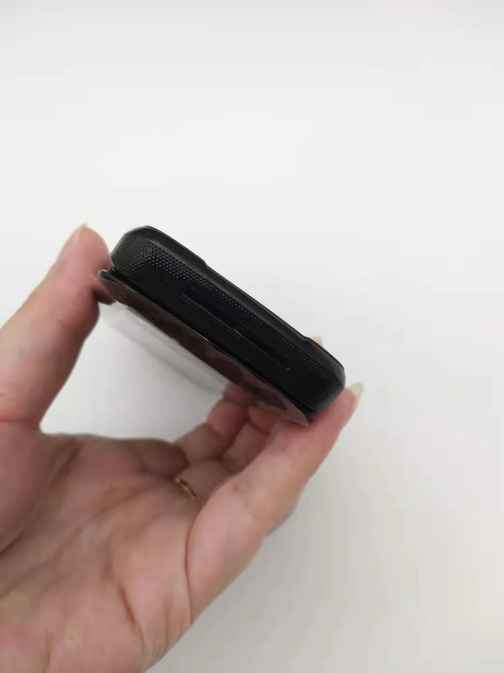 В запечатанной коробке~ мобильный телефон Motorola RAZR2 V9 2," 3g 2GB 2.0MP GSM WCDMA флип сотовый телефон