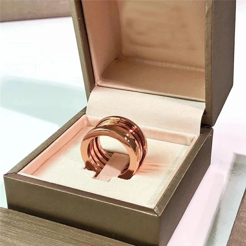 

Bv classic three ring spring three color ring, the outer ring carved clear logo, let you more charming jewelry