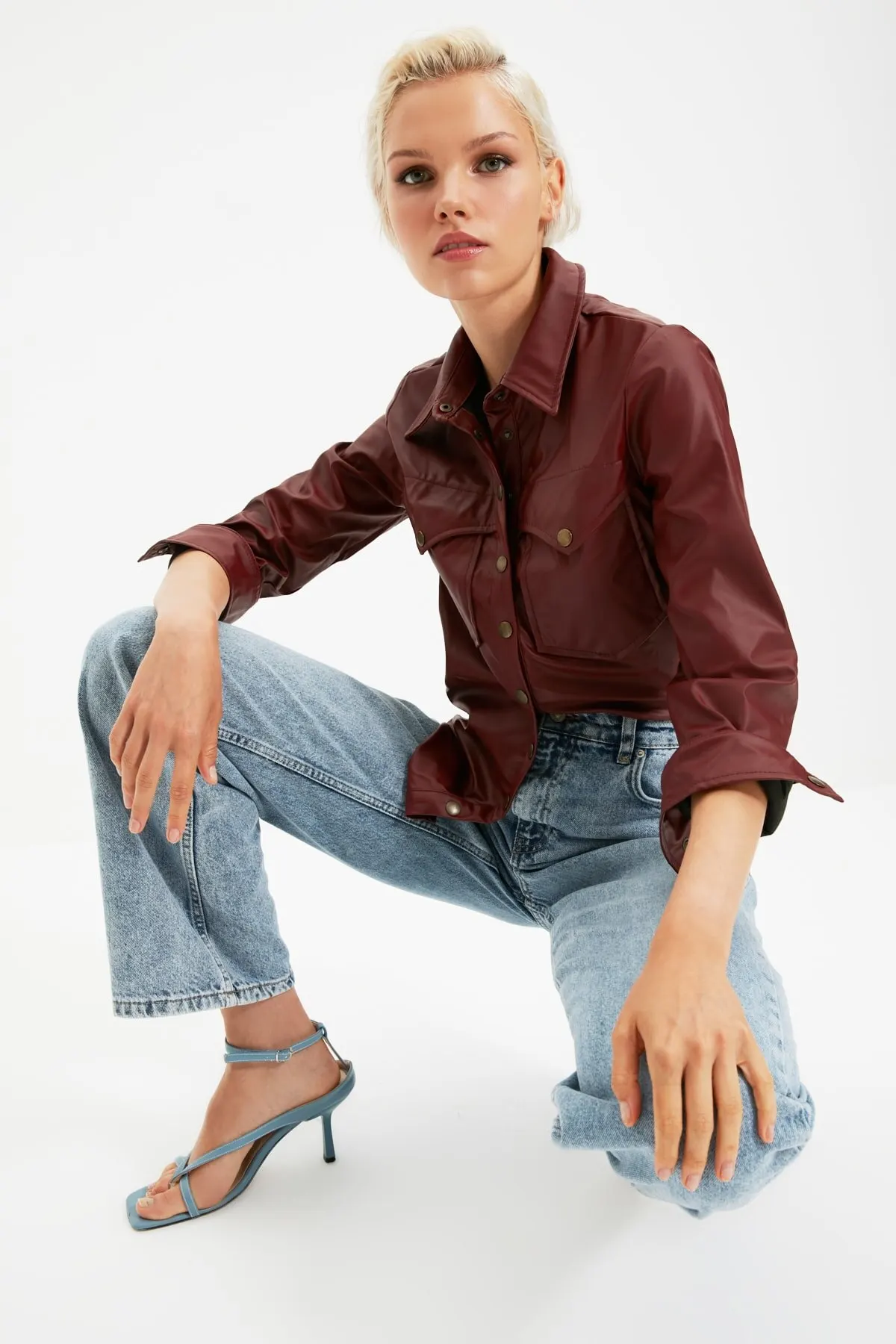 

Женская бордовая рубашка из искусственной кожи с карманами