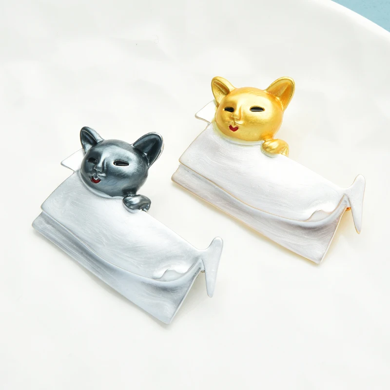 

Wuli&baby Enamel Cat Sleeping In Bed Cute Animal Brooches 2021 New Designer Brooch Pins Gift