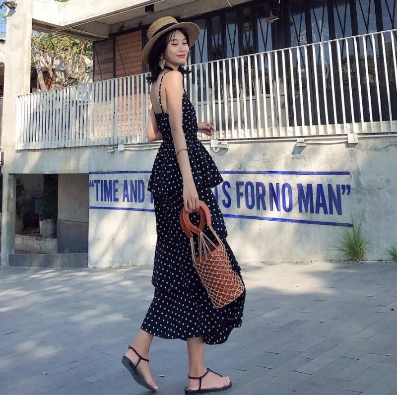 Женское летнее платье на бретелях красное в горошек с v образным вырезом тонких