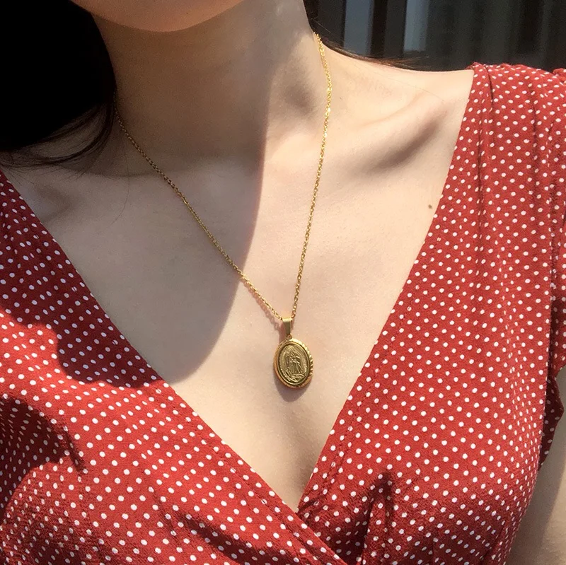 Овальная подвеска в виде Девы Марии из нержавеющей стали | Украшения и аксессуары