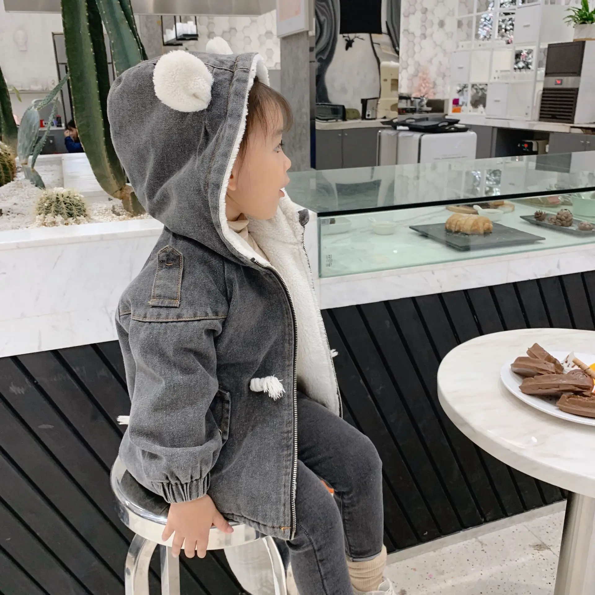 Зимняя новинка Модная Джинсовая куртка с капюшоном и мехом внутри для девочек