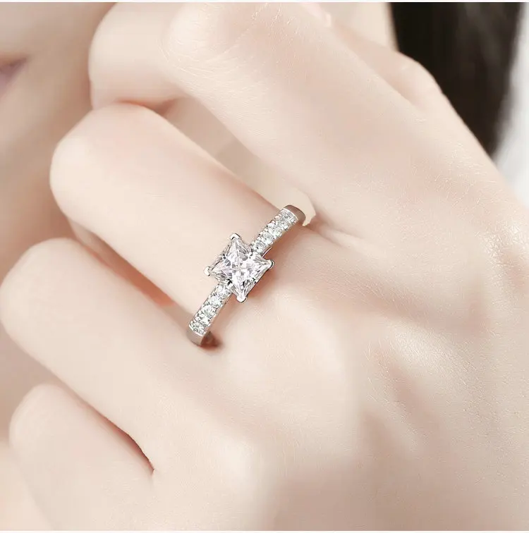 Кольцо женское из белого золота 18 карат с муассанитом 1 квадратное для свадьбы