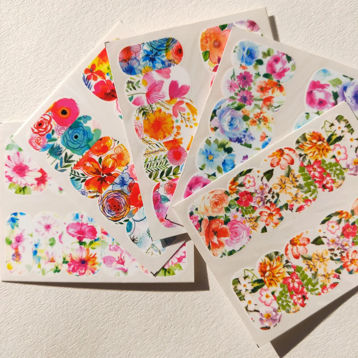 

Наклейки для дизайна ногтей с красивыми цветами Переводные переводные наклейки ползунки полная обложка весенне-летняя картина маслом Стил...