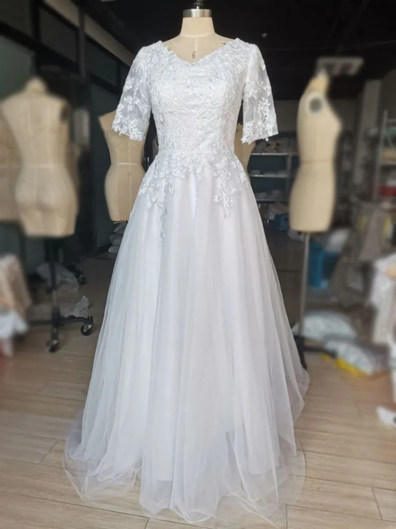 Тюлевое свадебное платье трапециевидной формы с глубоким вырезом кружевные