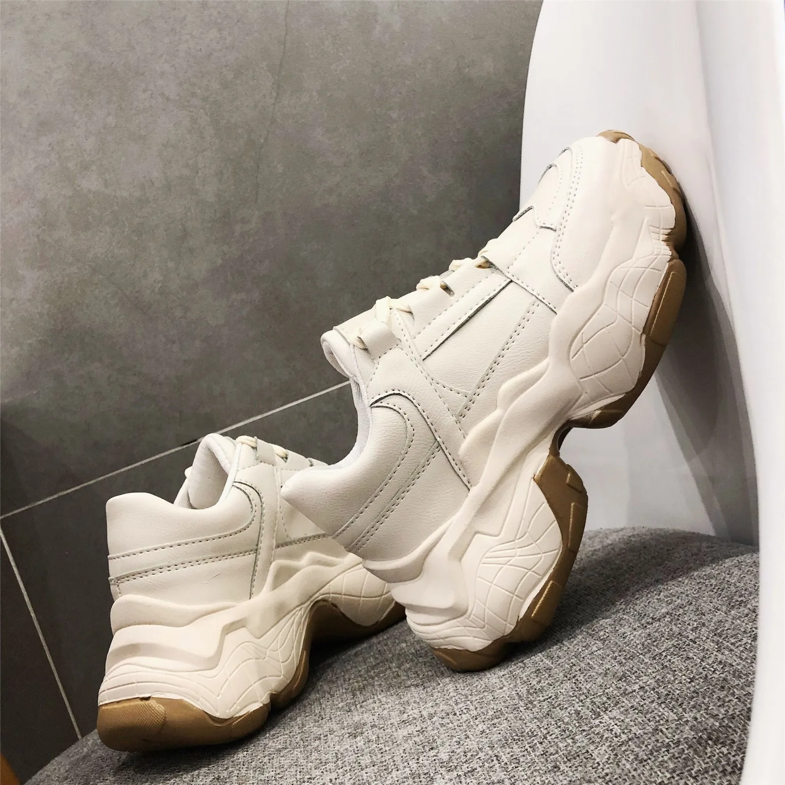 Женские кожаные кроссовки на платформе белые для тренировок повседневная обувь